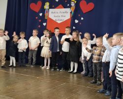 dzieci podczas występu dla babć i dziadków