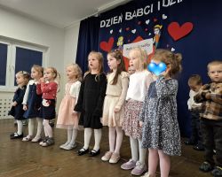dzieci podczas występu dla babć i dziadków
