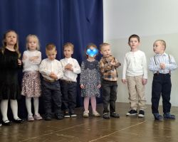 dzieci podczas występu dla babć i dziadków