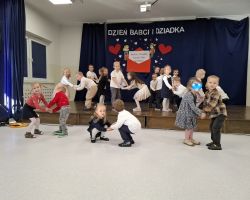 dzieci podczas występu dla babć i dziadków