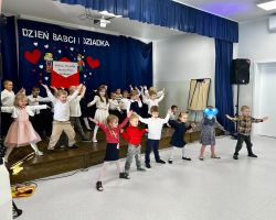 dzieci podczas występu dla babć i dziadków
