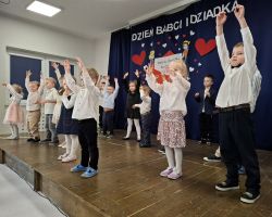 dzieci podczas występu dla babć i dziadków