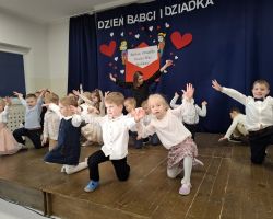 dzieci podczas występu dla babć i dziadków