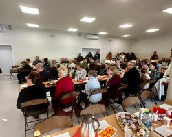 dzieci podczas występu dla babć i dziadków