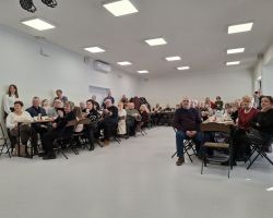 dzieci podczas występu dla babć i dziadków