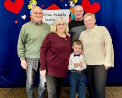 dzieci podczas występu dla babć i dziadków