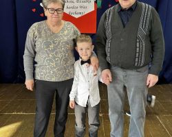 dzieci podczas występu dla babć i dziadków