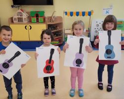 fotografie dzieci obchodzące światowy dzień ukulele