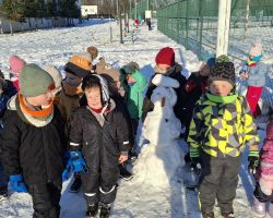 dzieci podczas zabaw na śniegu