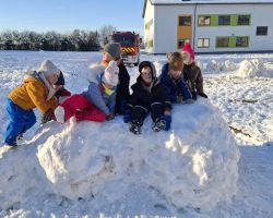 dzieci podczas zabaw na śniegu