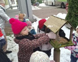 dzieci podczas zabaw na śniegu