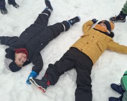 dzieci podczas zabaw na śniegu