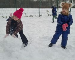 dzieci podczas zabaw na śniegu