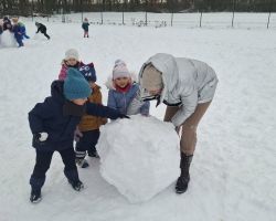 dzieci podczas zabaw na śniegu