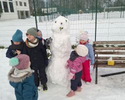 dzieci podczas zabaw na śniegu
