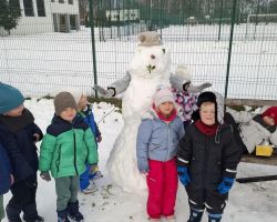 dzieci podczas zabaw na śniegu