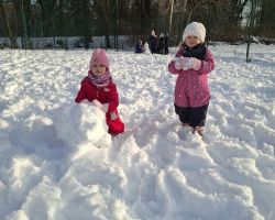 dzieci podczas zabaw na śniegu