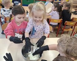 dzieci przygotowujące pokarm dla ptaków