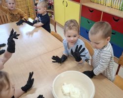 dzieci przygotowujące pokarm dla ptaków