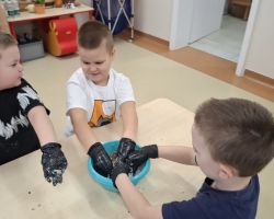 dzieci przygotowujące pokarm dla ptaków