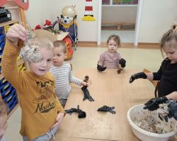 dzieci przygotowujące pokarm dla ptaków