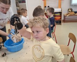 dzieci przygotowujące pokarm dla ptaków