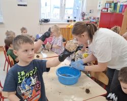 dzieci przygotowujące pokarm dla ptaków