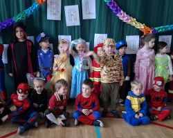 dzieci i dorośli na balu karnawałowym