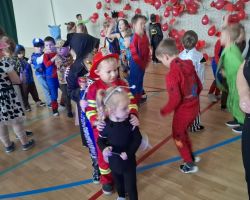 dzieci i dorośli na balu karnawałowym