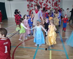 dzieci i dorośli na balu karnawałowym