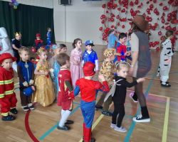 dzieci i dorośli na balu karnawałowym