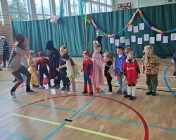 dzieci i dorośli na balu karnawałowym