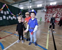 dzieci i dorośli na balu karnawałowym