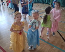 dzieci i dorośli na balu karnawałowym