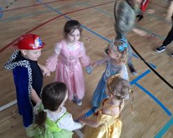 dzieci i dorośli na balu karnawałowym