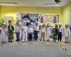 dzieci podczas świątecznego występu i przytowań do świąt