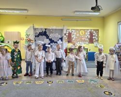 dzieci podczas świątecznego występu i przytowań do świąt