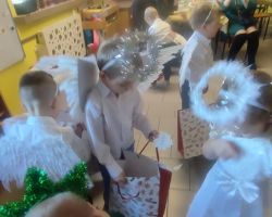 dzieci podczas świątecznego występu i przytowań do świąt