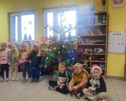 dzieci podczas świątecznego występu i przytowań do świąt