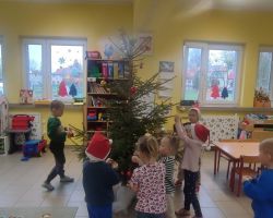 dzieci podczas świątecznego występu i przytowań do świąt