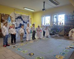 dzieci podczas świątecznego występu i przytowań do świąt