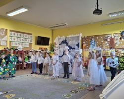 dzieci podczas świątecznego występu i przytowań do świąt