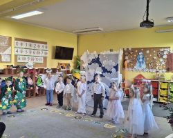 dzieci podczas świątecznego występu i przytowań do świąt