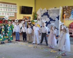 dzieci podczas świątecznego występu i przytowań do świąt