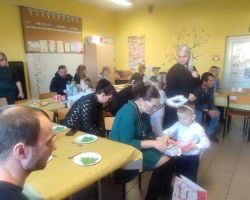 dzieci podczas świątecznego występu i przytowań do świąt