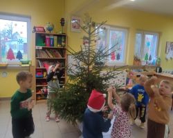 dzieci podczas świątecznego występu i przytowań do świąt