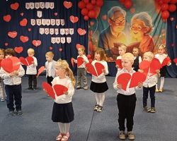 Występ artystyczny, konkursy, zabawy muzyczno- ruchowe z okazji Dnia Babci i Dziadka