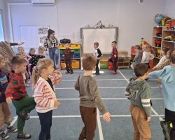 dzieci i nauczyciele podczas zajęć o czystym powietrzu