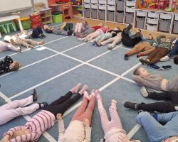 dzieci i nauczyciele podczas zajęć o czystym powietrzu