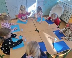 dzieci i nauczyciele podczas zajęć o czystym powietrzu